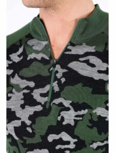 Ανδρική μακρυμάνικη μπλούζα με φερμουάρ (half-zip), στρατιωτικό σχέδιο (παραλλαγή) χακί-μαύρο, από 100% μαλλί μερινός.