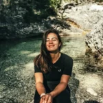Κοπέλα με μαύρη μπλούζα από μαλλί μερινό τόσο ξεχωριστό με φυσική άνεση
