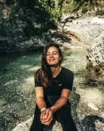 Κοπέλα με μαύρη μπλούζα από μαλλί μερινό τόσο ξεχωριστό με φυσική άνεση