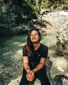 Κοπέλα με μαύρη μπλούζα από μαλλί μερινό τόσο ξεχωριστό με φυσική άνεση