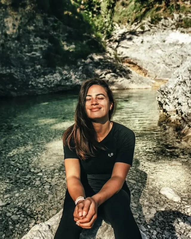 Κοπέλα με μαύρη μπλούζα από μαλλί μερινό τόσο ξεχωριστό με φυσική άνεση