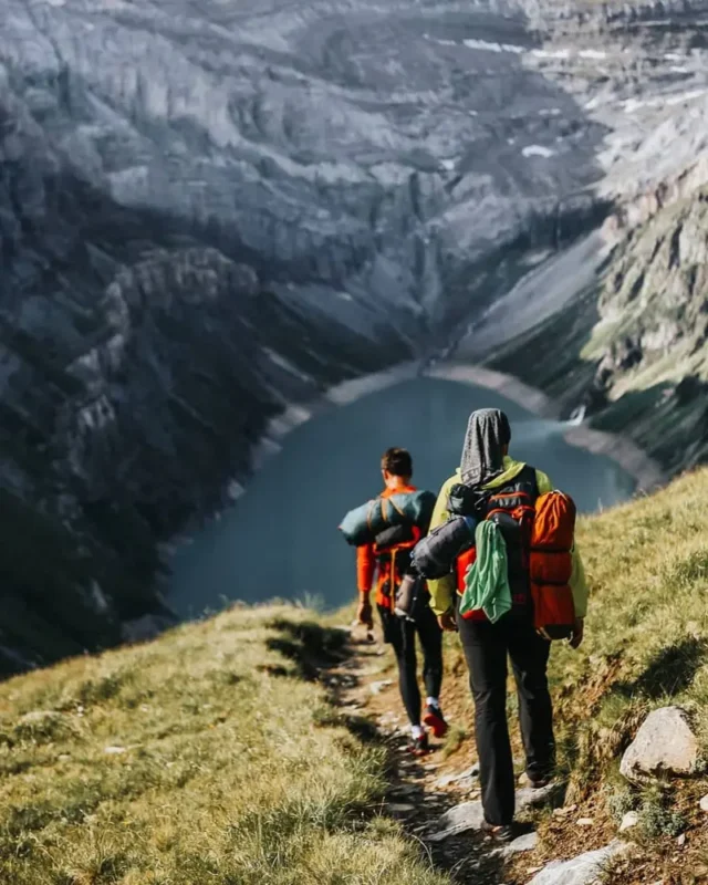 Trekking σε ορεινή διαδρομή με πεζοπόρους και σακίδια